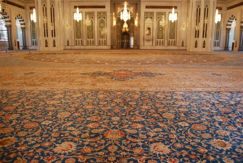 Как чистят ковры в Аль Хараме?