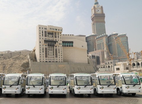 Для перевозки пожилых людей и лиц с ограниченными возможностями в мечети Аль-Харам выделено 20 электромобилей