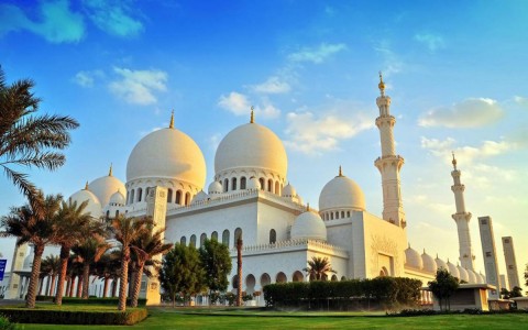 Теперь возможно посетить мечеть шейха Зайда в Абу-Даби онлайн.