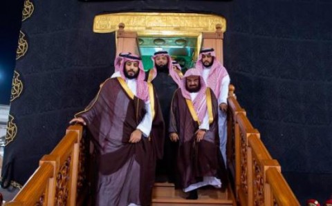 Принц Мухаммед посетил Запретную мечеть и провёл совещание в Мекке