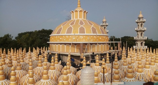 Десятки тысяч мусульман приезжают посмотреть на уникальный храм в Бангладеш